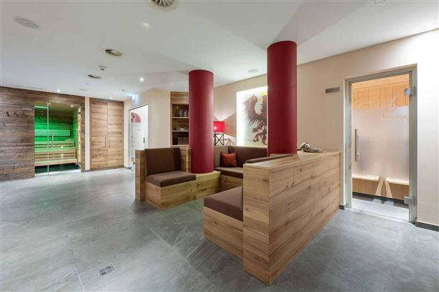 La brillante zona de descanso con amplias áreas de asientos e inspiradoras imágenes de la naturaleza crea un espacio para la recuperación, ideal para desconectar después de la sauna o el baño de sonido.