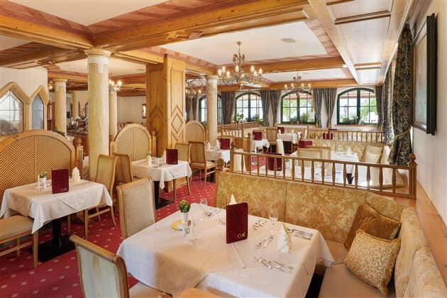 Comience el día de manera placentera: El elegante comedor de desayuno, con mucha luz natural, un ambiente acogedor y mesas cuidadosamente dispuestas, invita a relajarse.