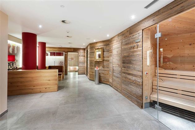 Bienvenido al área de bienestar: Colores cálidos, mucha madera y un diseño de iluminación acogedor hacen que la zona de sauna sea un lugar para sentirse bien.