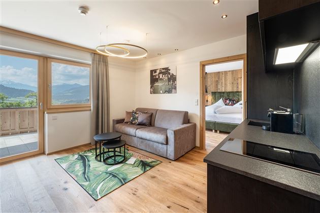 La suite Salven combina comodidad residencial con vistas: un interior estiloso, grandes ventanas y mucho espacio para momentos agradables de vacaciones.