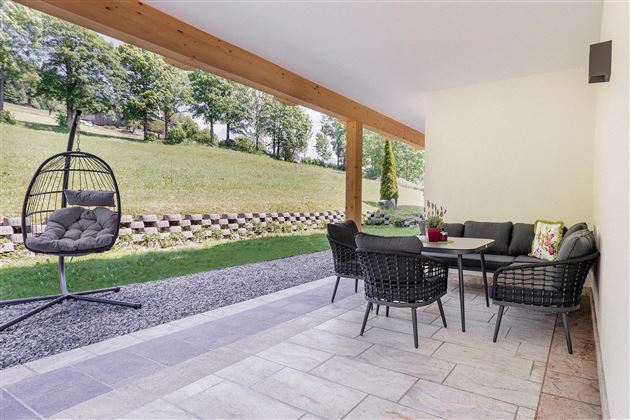Perfecto para cualquier momento del día: La terraza de la suite Steintal ofrece comodidad con hamacas, área de comedor al aire libre y vistas a la naturaleza.