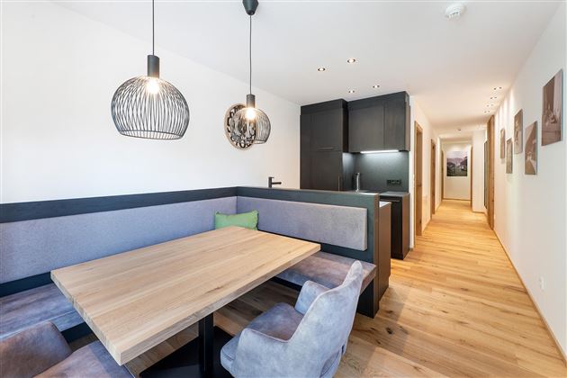Mucho espacio para la comodidad: La "Suite Steintal" destaca por su amplia cocina-living, elegante decoración y detalles con estilo para su tiempo de descanso.