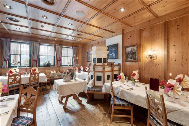 Tiroler Gemütlichkeit pura: La stube/restaurante con paneles de madera en AlpenSchlössl combina una atmósfera acogedora con delicias culinarias - ideal para veladas en buena compañía.