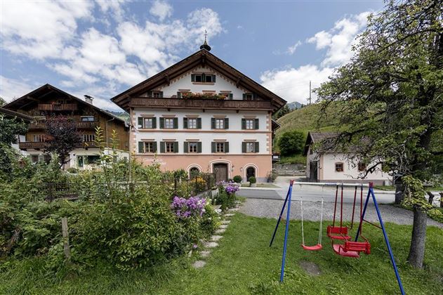 Sommer Hausansicht Spielplatz