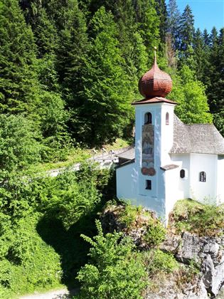 Eine Marienkirche auf den Fels. Im Sommer jeden Mittwoch wird eine  heilige Messe gefeiert
