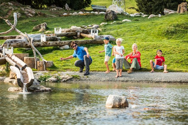 steinehuepfen-am-filzalmsee-in-brixen-im-thaleÂ©mi