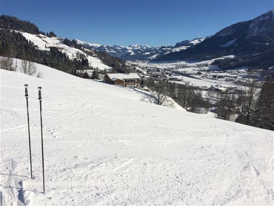 Blick von der Naturschneepiste zum „Franbichlhof“