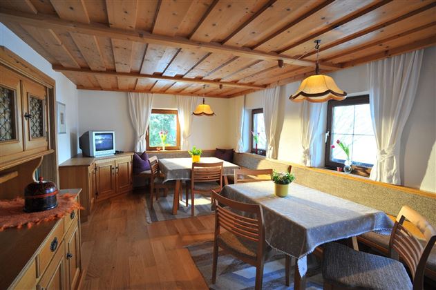 Tanzlhof, Gaststube