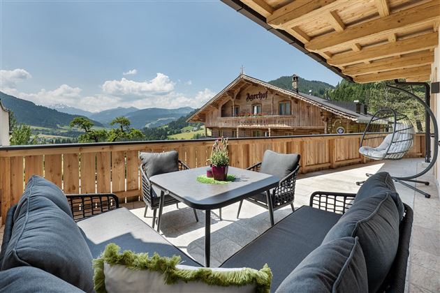 Disfrutar del panorama: La amplia terraza con elegantes muebles de lounge invita a relajarse al aire libre - con una vista impresionante de la montaña.