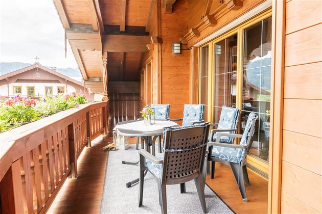 Terrasse mit Blick auf die Alpen