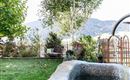 Ausblick Garten mit Brunnen Appartement Murmele