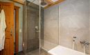 Badezimmer mit Dusche