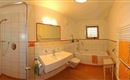Badezimmer mit Wanne