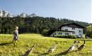 Bauernhof Großwolfing Ebbs - Kind auf Wiese