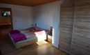 Dormitorio en la finca con balcón en el lado sur.