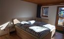 Dormitorio en la finca con balcón en el lado sur.