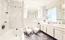 Großes Bad im Dreibettzimmer