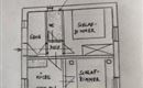 Un plano de un apartamento con diferentes habitaciones. Las habitaciones están etiquetadas como cocina, dormitorio de 2 camas, dormitorio de 3 camas, baño y aseo, y vestíbulo.