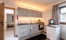 Cocina con cocina de inducción y lavavajillas en el apartamento "Resi"