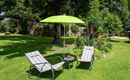 Gran jardín con muchos rincones acogedores, columpio y barra de ejercicios, así como un gallinero. Accesible para todos los huéspedes en cualquier momento.