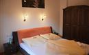 Haus-Carina-Zimmer-RedLips&Nails-Doppelbett-Schran