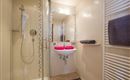 Haus-Drei-Linden-Zimmer-4-Dreibettzimmer-Badezimme