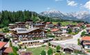 Vista aérea del Hotel Alpenpanorama con paisaje montañoso y terraza soleada.