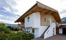 Rückseite mit Aufgang für Appartements