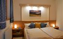 Schlafzimmer mit Zirbenbett ruhige Ferienwohnung B