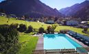 Schwimmbad im Herbst