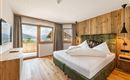 Vivir con sensación de naturaleza: La acogedora "Salven-Suite" decorada con cariño, con mucha madera, una gran cama y vistas panorámicas, combina comodidad y diseño.