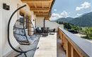 Aquí se puede vivir: El amplio balcón con hamacas y lounge invita a soñar - con vistas a la imponente cordillera tirolesa.
