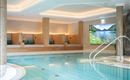 Relájese en la elegante piscina cubierta con cómodas tumbonas, suave iluminación y una atmósfera tranquila, ideal para momentos de bienestar en la región de Wilder Kaiser.