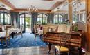 Un toque de nostalgia: El elegante comedor con piano y una decoración estilizada ofrece noches placenteras en un ambiente especial.
