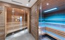 Bienestar puro en el AlpenSchlössl: En la moderna sauna con un ambiente luminoso y un diseño en madera natural, relaja cuerpo y mente.