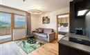 La suite Salven combina comodidad residencial con vistas: un interior estiloso, grandes ventanas y mucho espacio para momentos agradables de vacaciones.