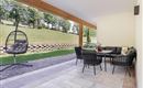 Perfecto para cualquier momento del día: La terraza de la suite Steintal ofrece comodidad con hamacas, área de comedor al aire libre y vistas a la naturaleza.