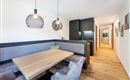 Mucho espacio para la comodidad: La "Suite Steintal" destaca por su amplia cocina-living, elegante decoración y detalles con estilo para su tiempo de descanso.