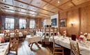 Tiroler Gemütlichkeit pura: La stube/restaurante con paneles de madera en AlpenSchlössl combina una atmósfera acogedora con delicias culinarias - ideal para veladas en buena compañía.