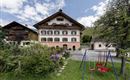 Sommer Hausansicht Spielplatz