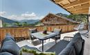 Disfrutar del panorama: La amplia terraza con elegantes muebles de lounge invita a relajarse al aire libre - con una vista impresionante de la montaña.