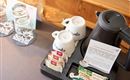 Willkommenstablett mit Wasserkocher, Tee & Kaffee