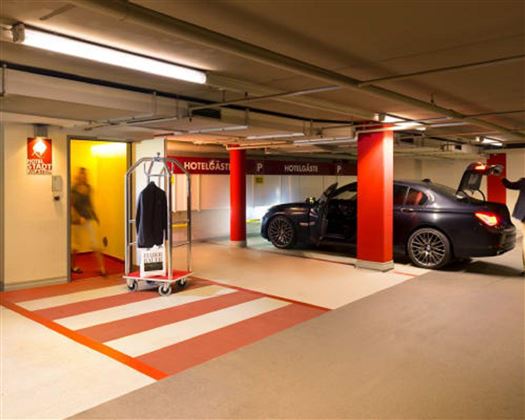 Tiefgarage mit hotelzugewiesenen Parkplätzen