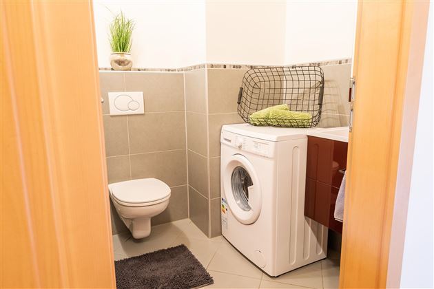 Toilette mit Waschmaschine