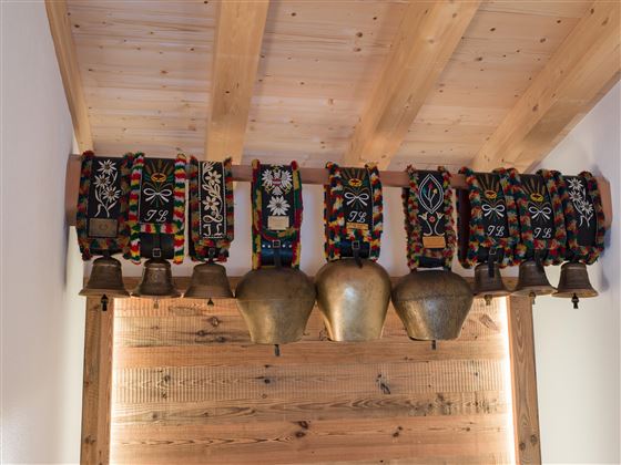 Traditionelle Glocken für die Kühe beim Almabtrieb