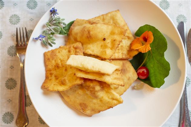 unbedingt probieren Kartoffelblattl mit Sauerkraut