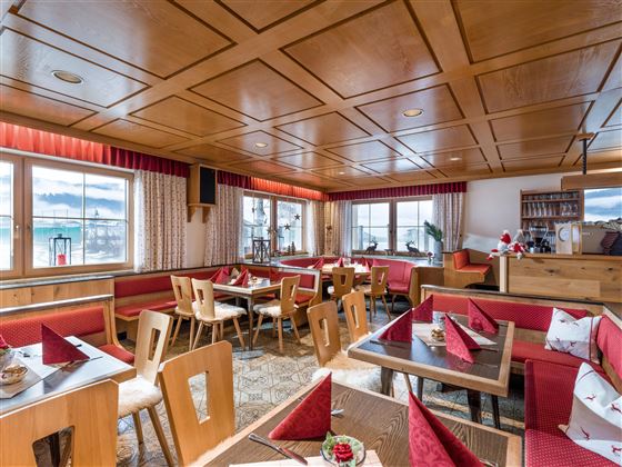 Unsere Stube mit gemütlicher Bar