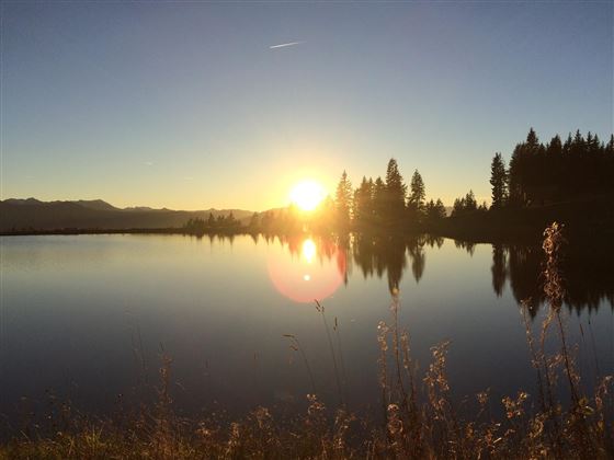 Wanderung zum Sonnenuntergang beim Speichersee