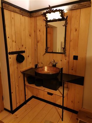Sink in the bunk bed room
