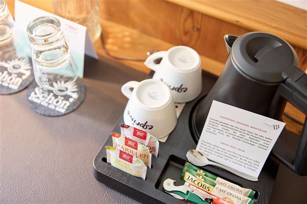 Willkommenstablett mit Wasserkocher, Tee & Kaffee